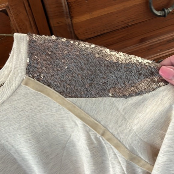 Living Doll Women’s Cream Sweatshirt With Sequins On Shoulders Size 0X NWT - Picture 3 of 10
